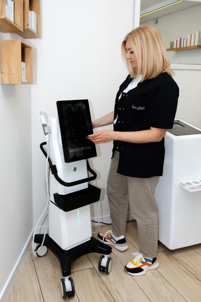 kasia kosmetolog w gabinecie